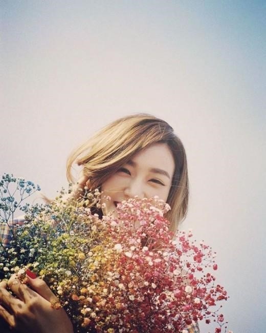 少女時代 ティファニー 花を抱きしめた可愛らしい写真を公開 温かい微笑み Kstyle