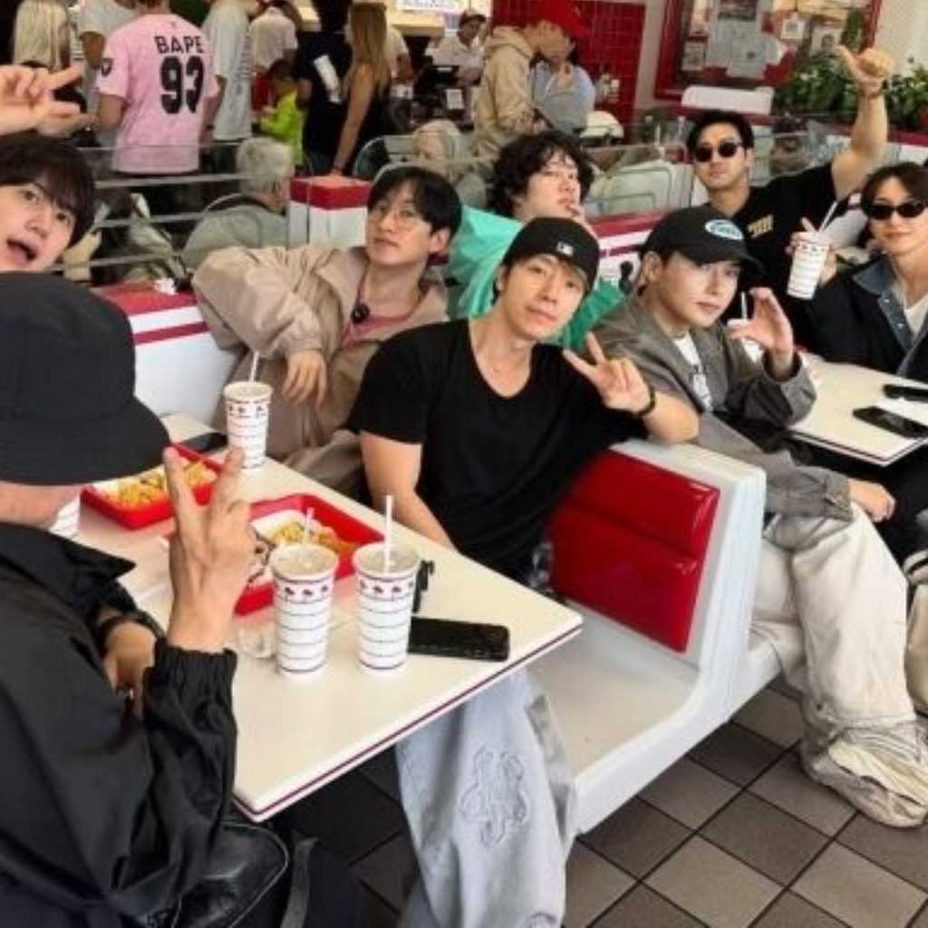 SUPER JUNIOR、海外のハンバーガー店で食事を満喫！8人の無邪気な姿に注目