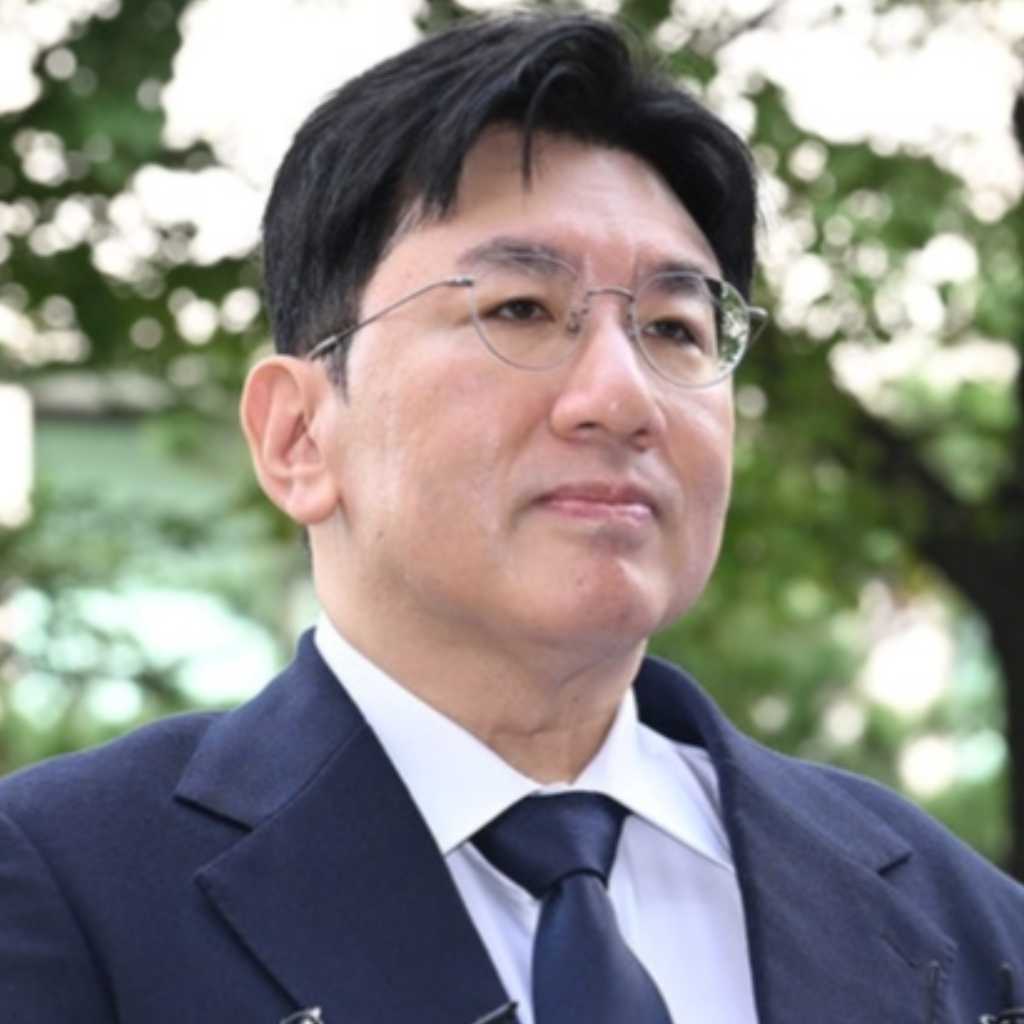 HYBE バン・シヒョク議長、召喚調査のため警察へ…報道陣の前でコメント