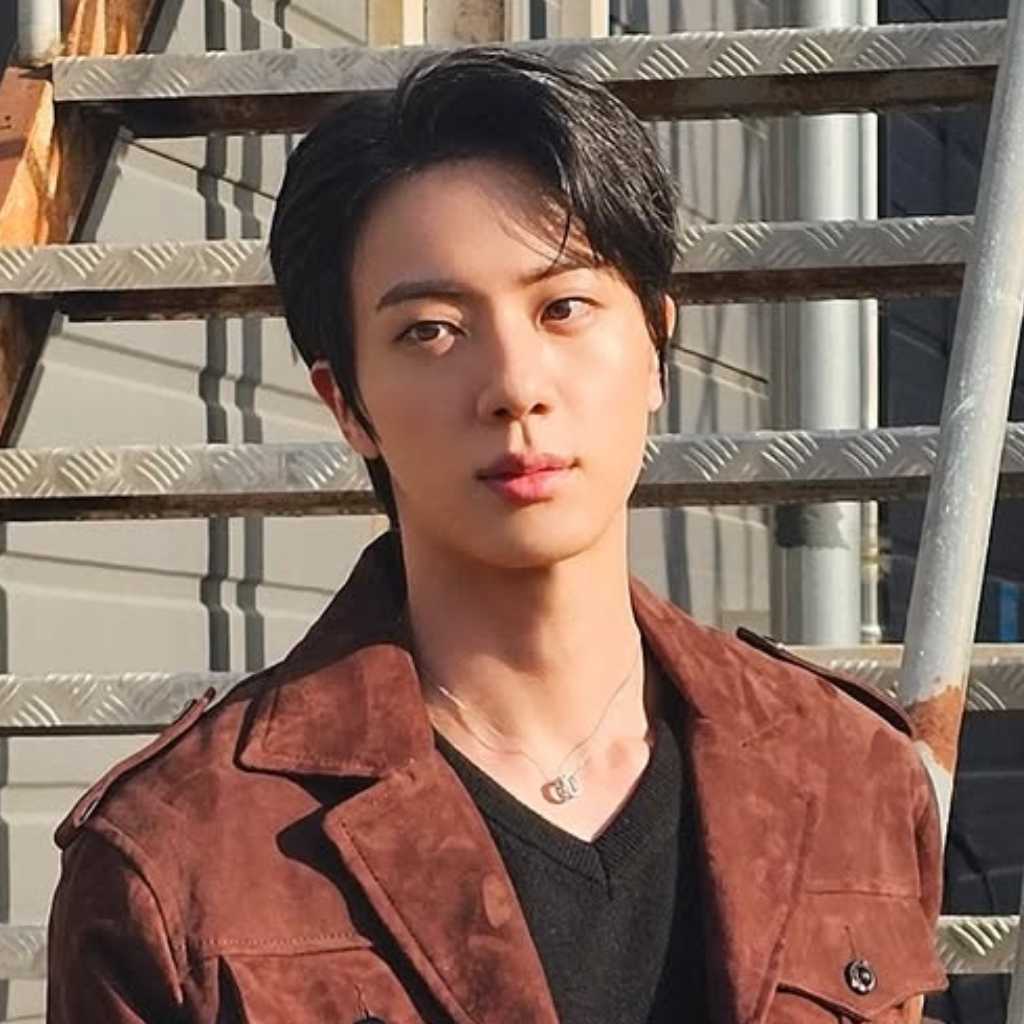 BTS ジン、彫刻のようなビジュアルにJ-HOPEも感嘆…カムバックを控え近況ショット公開