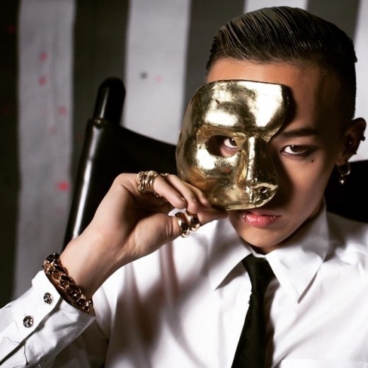 Bigbangのg Dragon 金色のマスクを持って男らしさを誇る オールバックの写真を公開 Kstyle