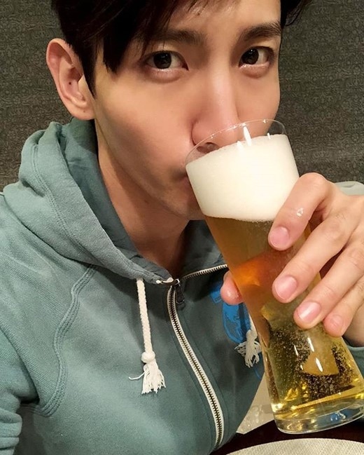 東方神起 チャンミン ビールを片手にセルフショット いっぱい飲んでください Kstyle