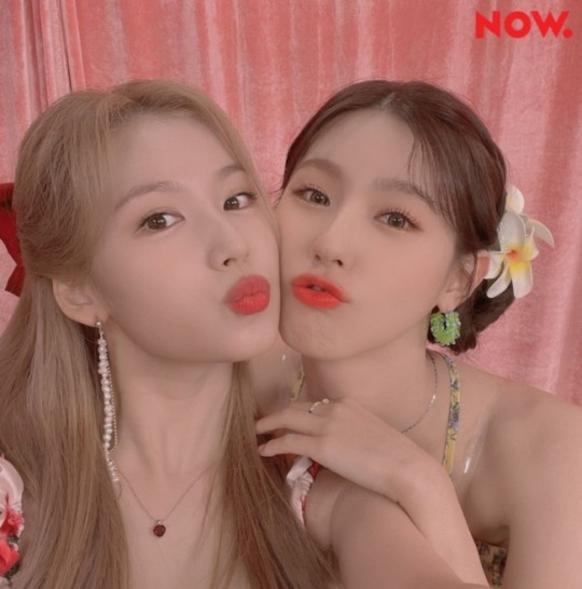 G I Dle ミヨン Twice サナ キス寸前 仲睦まじい密着ショットを公開 Kstyle