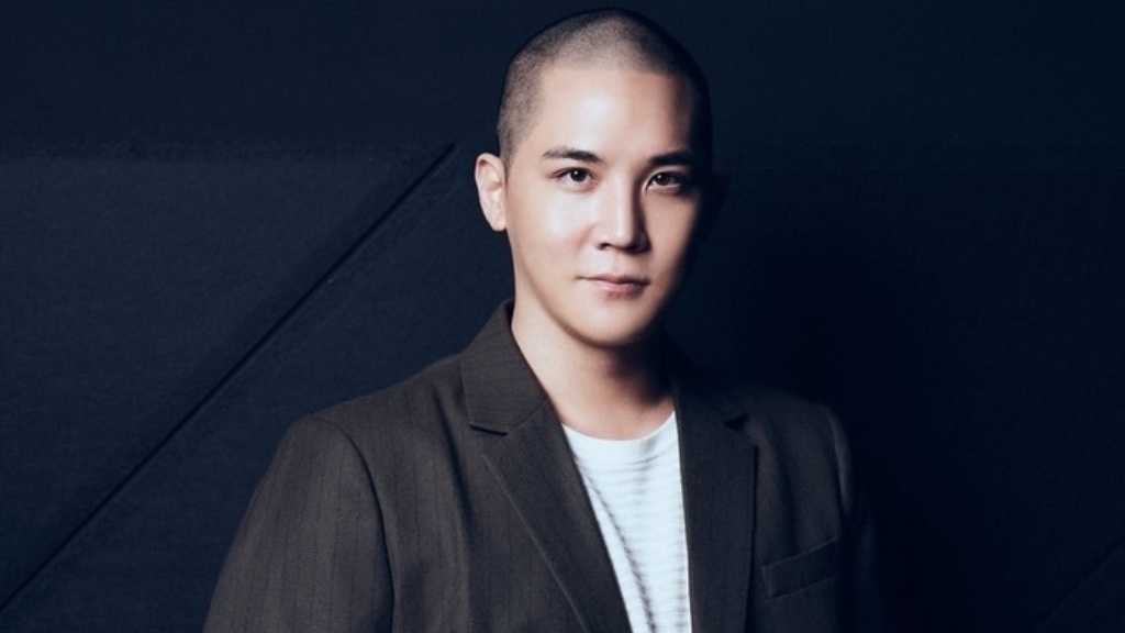 “XGのプロデューサー”SIMON、辞任を発表…保釈後に謝罪文を公開「メンバーに落ち度はない」