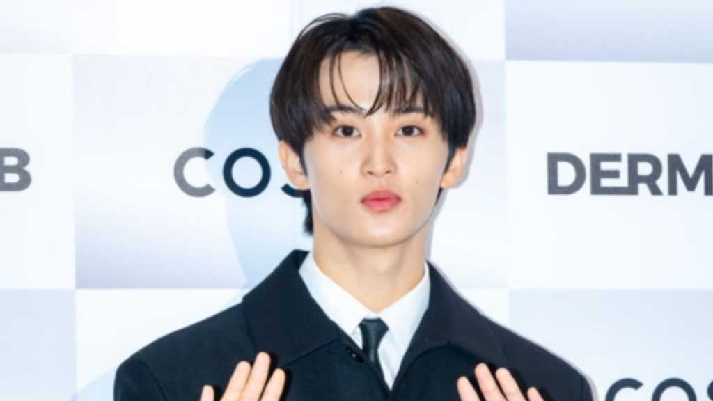 元NCT マーク、着用Tシャツが議論に…衣装について事務所が謝罪「歴史的意味を認識し責任を痛感」