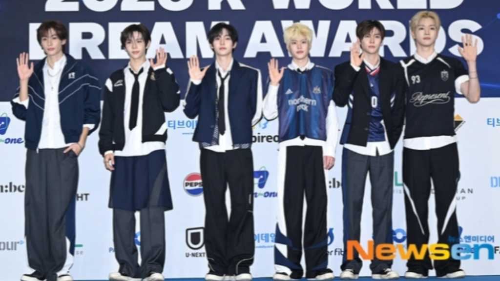 【PHOTO】RIIZE「2026 K-WORLD DREAM AWARDS」ブルーカーペットに登場