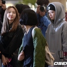 【PHOTO】TWICE、コンサートのため日本へ出国…笑顔で空港へ