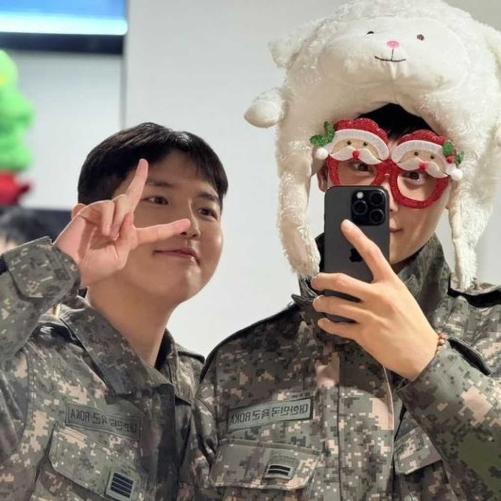 ASTRO チャウヌ、軍服姿でサンタメガネ&羊の帽子も!Wanna One出身キム・ジェファンとのキュートな2ショットが話題