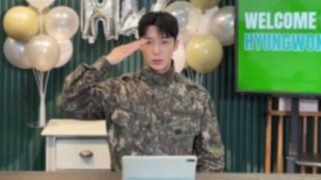 MONSTA X ヒョンウォン、痩せた姿も話題に…除隊日にファンと配信で交流（動画あり）