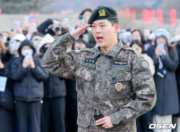 PHOTO】MONSTA X ジュホン、本日（1/23）除隊！凛々しい軍服姿で敬礼