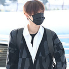 【PHOTO】THE BOYZ ジュヨン＆ケビン＆ジェイコブ、日本ツアーのため出国…モノトーンコーデで登場