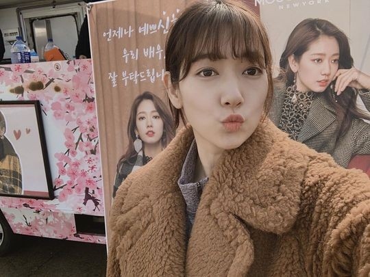 パク シネ 天使のような美貌 ケータリングカーの前で撮った写真を公開 お腹いっぱい Kstyle