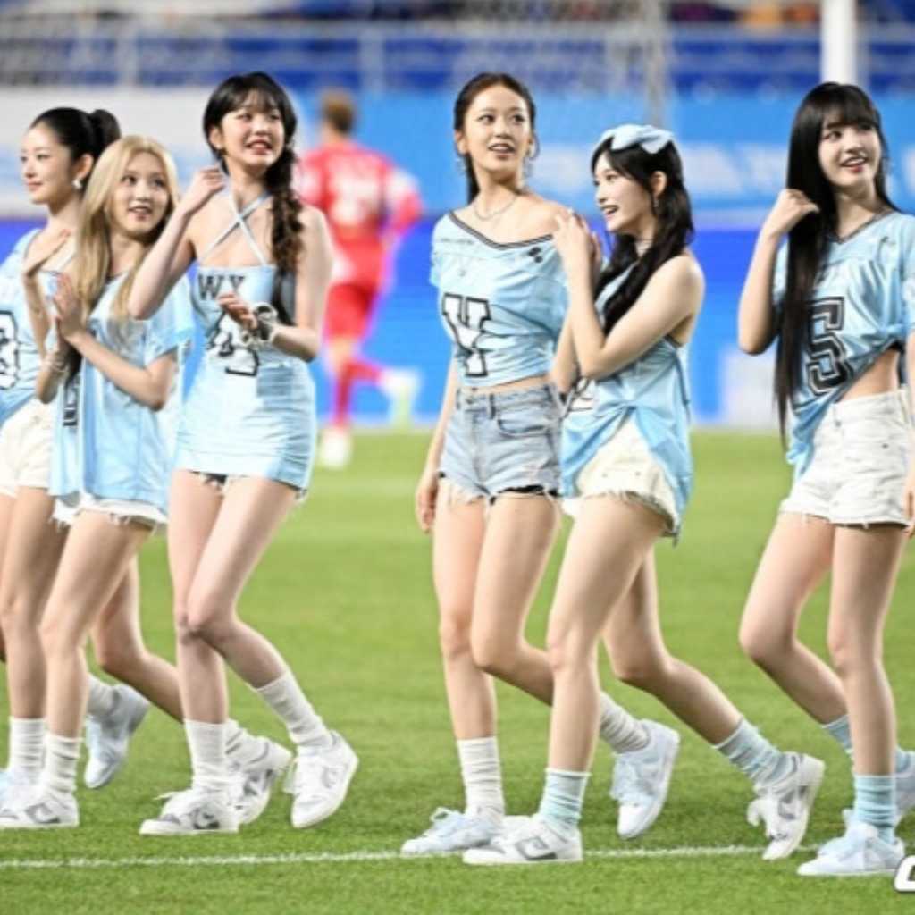 IVE、サッカーの試合会場で過度な露出?議論にメンバーも言及