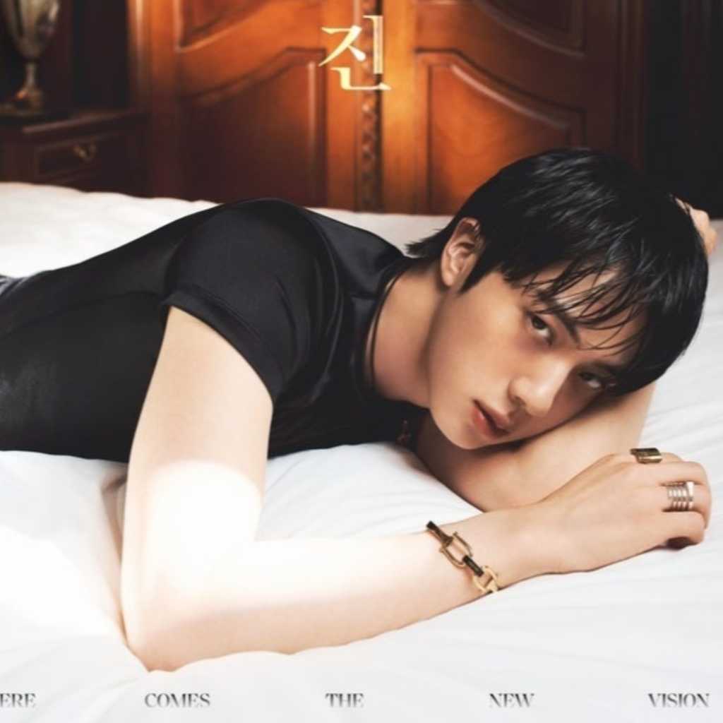 BTS ジン、ベッドに横たわるカットも…「GUCCI」とのグラビアでワイルドな魅力を披露