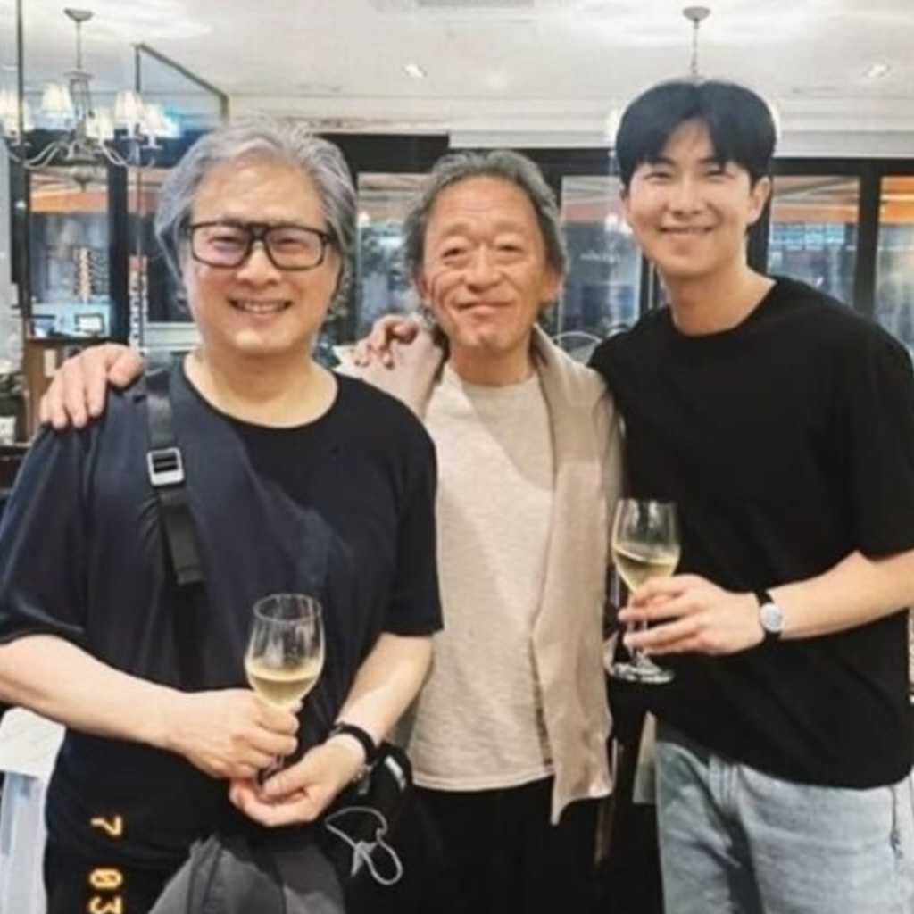 BTSのRM、パク・チャヌク監督＆指揮者チョン・ミョンフンとの記念ショットを公開！