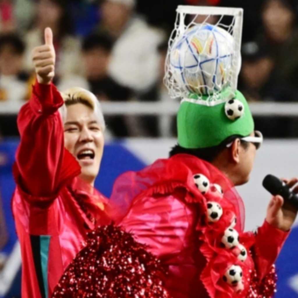 【PHOTO】NORAZO、サッカーの試合で祝賀公演を披露…ユニークな衣装で登場