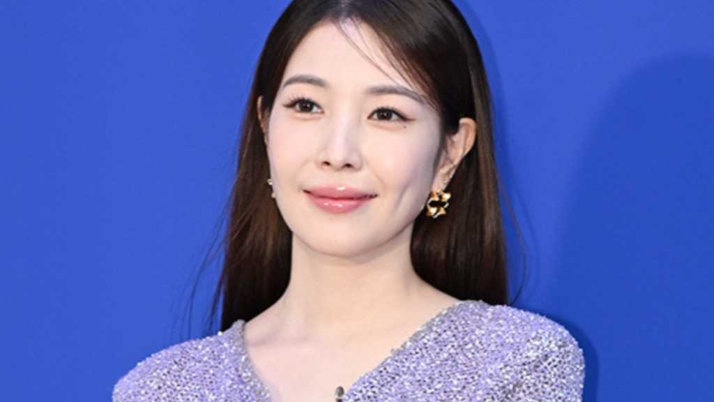 BoA、急性骨壊死で手術へ…日本公演も全て中止に（公式）