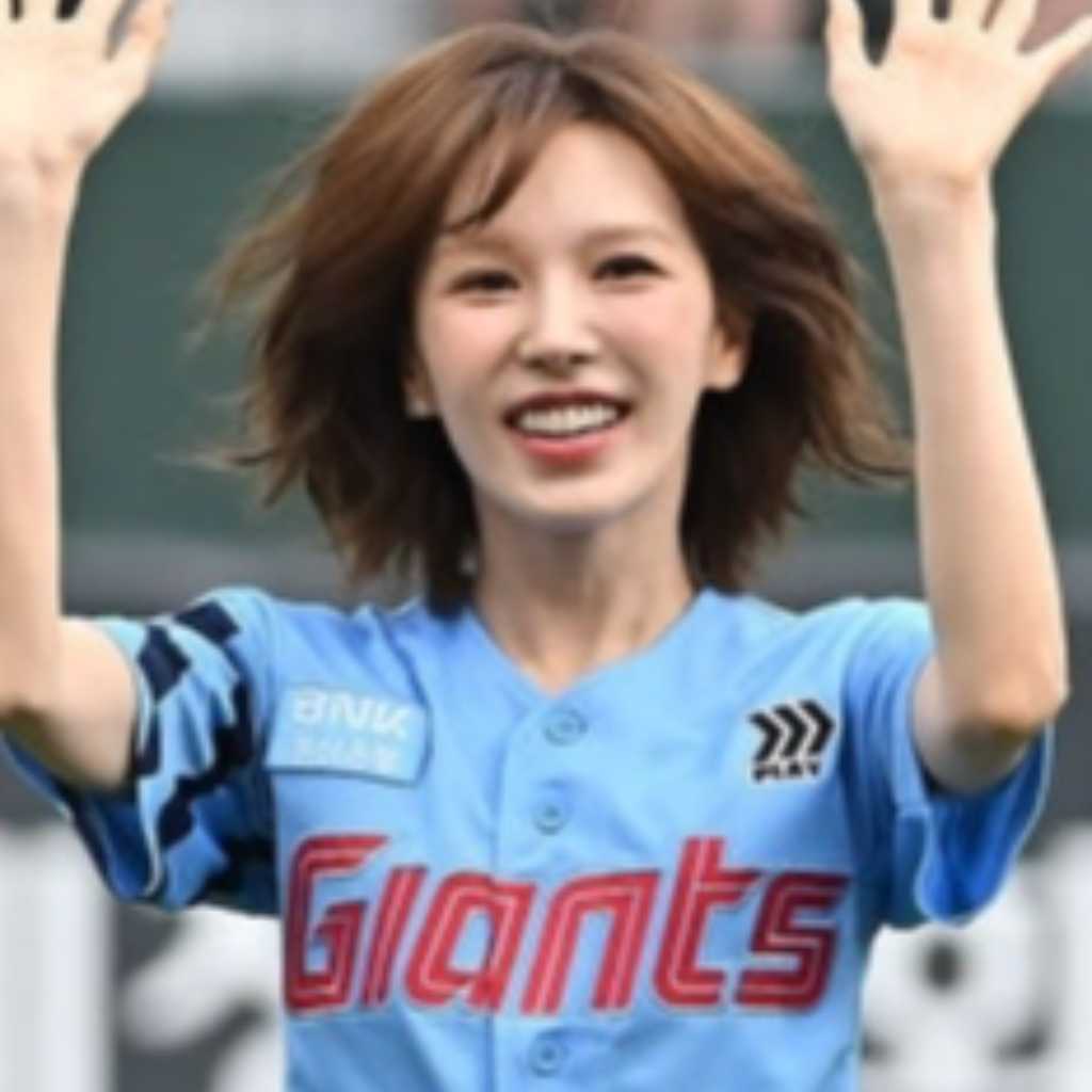 【PHOTO】Red Velvet ウェンディ、始球式に登場…はじける笑顔で魅了