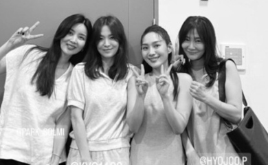 ソン・ヘギョ、チェ・ヒソに大きな花束をプレゼント！美女4人の友情に注目