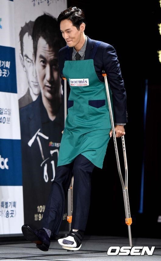 錐 チ ヒョヌ 松葉杖姿で制作発表会に参加 怪我にもかかわらず出席 Kstyle