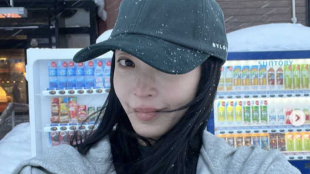 ハン・イェスル、10歳年下の夫と日本でスキーデート！自動販売機の前で自撮りも