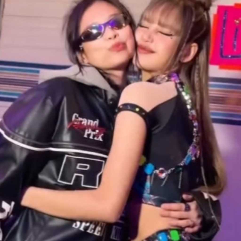 BLACKPINK ジェニー、リサと熱いハグも！「コーチェラ」ステージを観覧…不仲説を一蹴（動画あり）