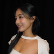 TWICE  ジヒョ、胸元が開いた衣装で完璧なスタイルをアピール…キュートな笑顔
