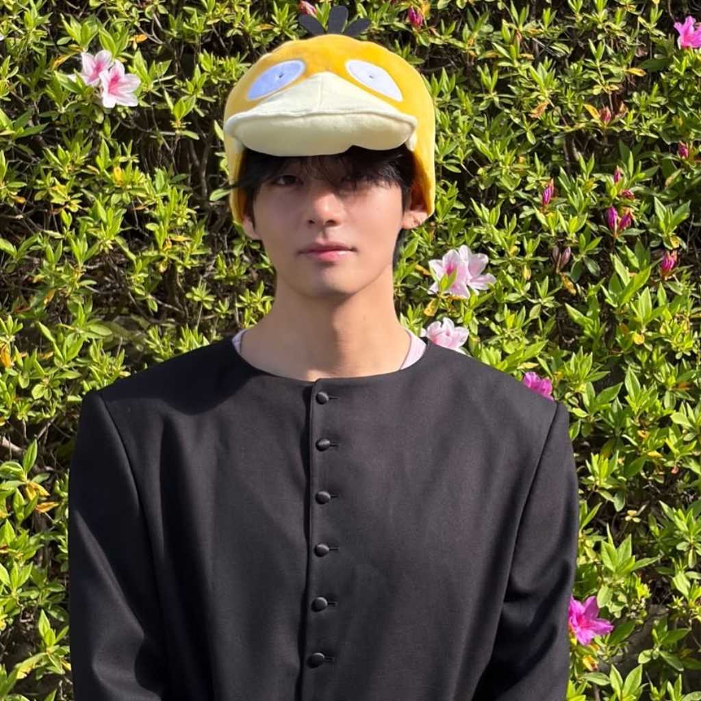 BTSのV、よみうりランドの「ポケパーク」を満喫！キャラクターの帽子姿＆可愛すぎる記念ショットが話題に