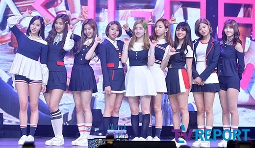 Twice 本日 1日 M Countdown スペシャルmcに抜擢 Day6と一緒に進行 Kstyle