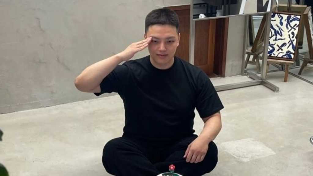 “明日入隊”ヨ・ジング、坊主頭を電撃公開!髪の毛で作ったハートのメッセージも