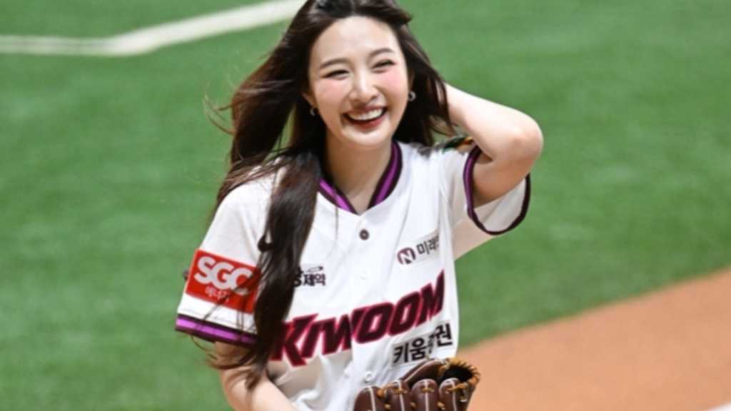 【PHOTO】Red Velvet ジョイ、始球式に登場…キュートな笑顔で登場