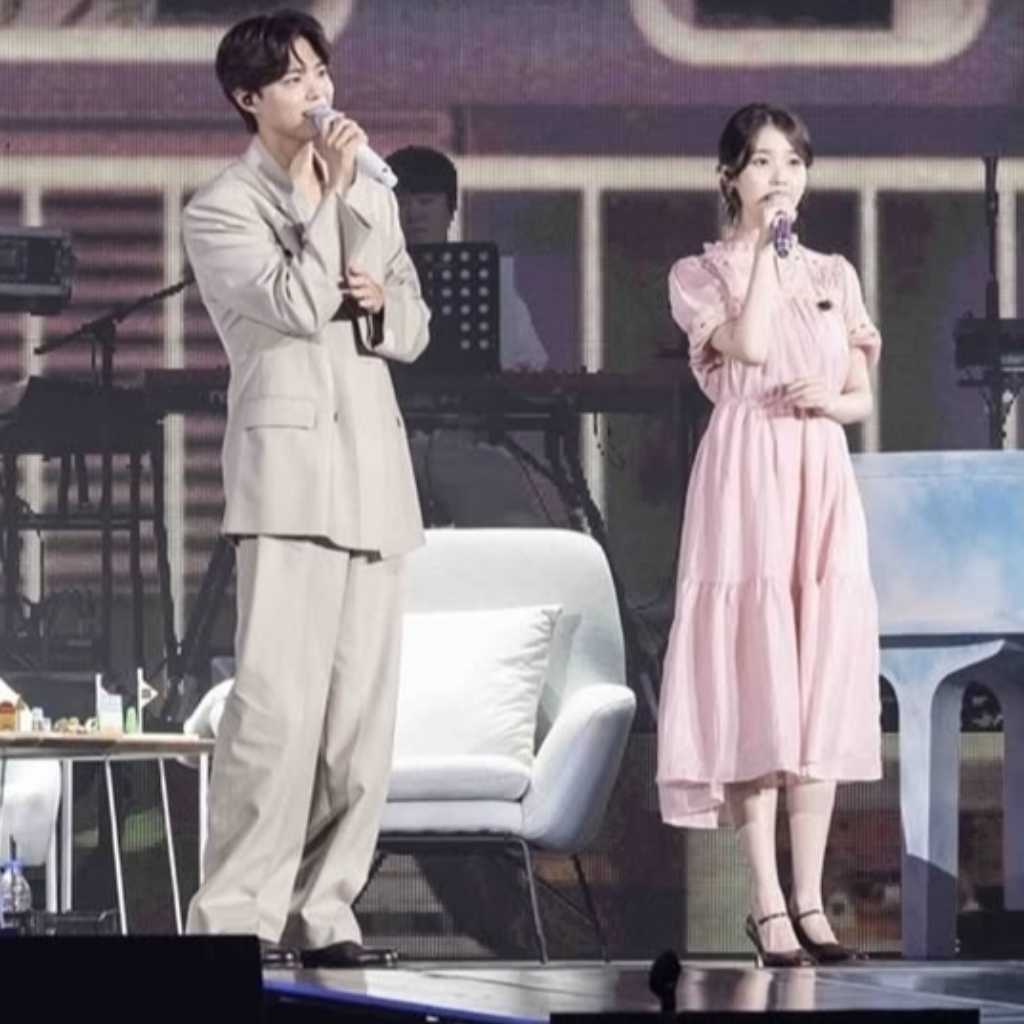 パク・ボゴム＆IU、今度はファンミーティングにサプライズ登場！仲睦まじい姿が話題に