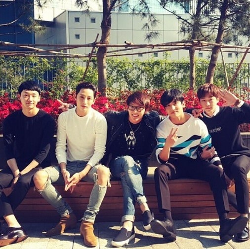 イ ジュンギ 東方神起 チャンミン イ スヒョクらとの集合写真を公開 素晴らしい弟たち Kstyle