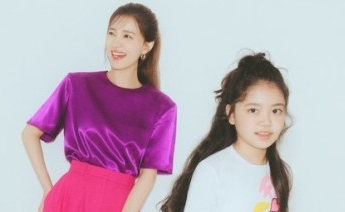 チョン・シア、キュートな娘とともにグラビアに登場！そっくりなビジュアルに驚き
