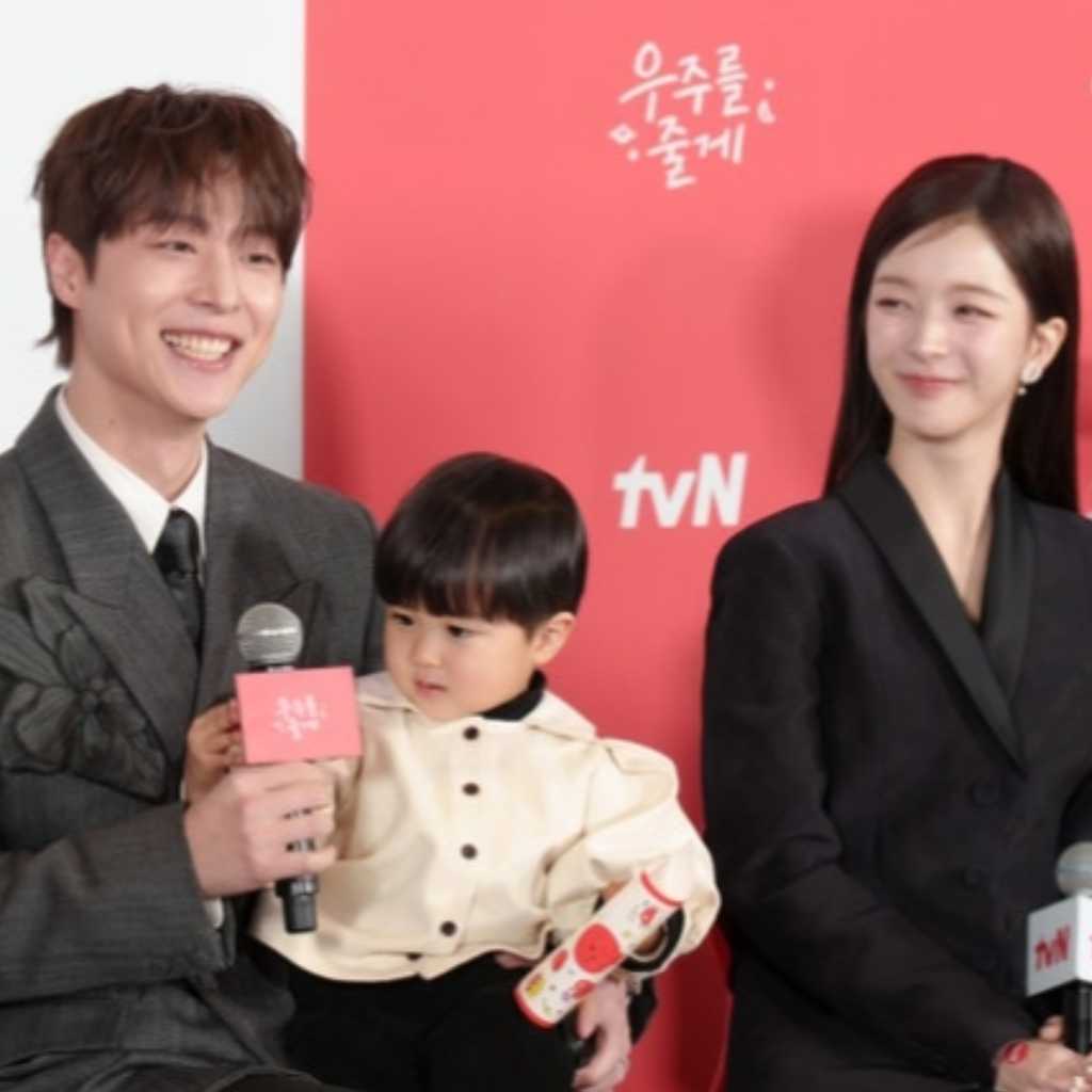 ペ・イニョク、まるで本当のパパ！？ドラマ制作発表会で子役の面倒を見る姿が話題に（動画あり）