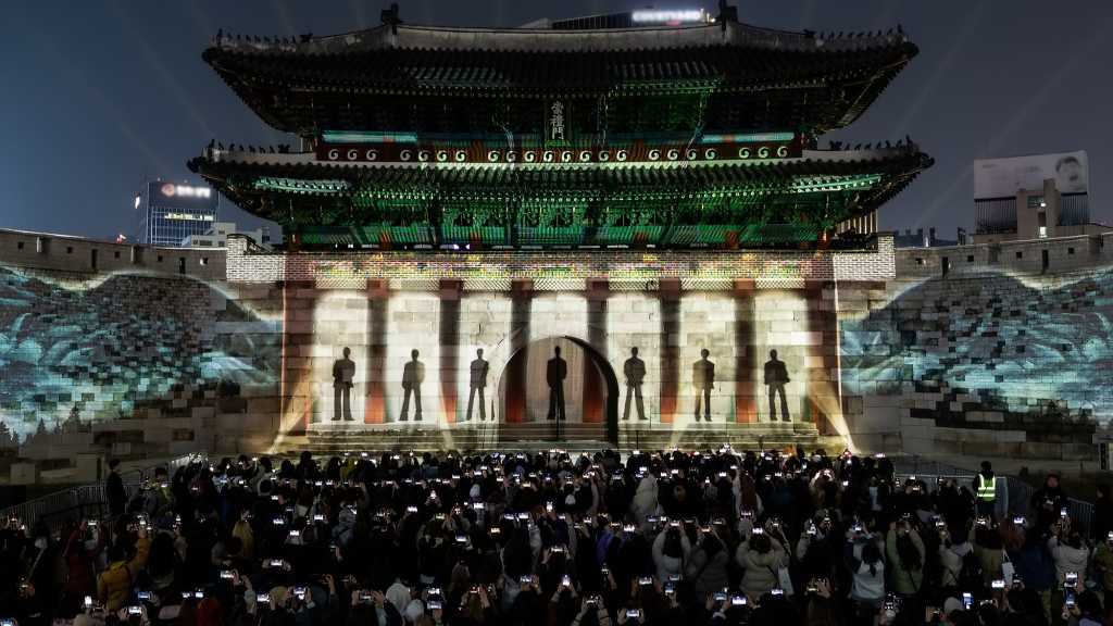 BTS、華やかなドローンショーも!ソウル全域が巨大な文化の場に…初日からファンや外国人観光客が殺到