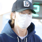 【PHOTO】SUPER JUNIOR ドンヘ、ドラえもん帽子姿で出国…新事務所を設立後初めて報道陣の前に(動画あり)