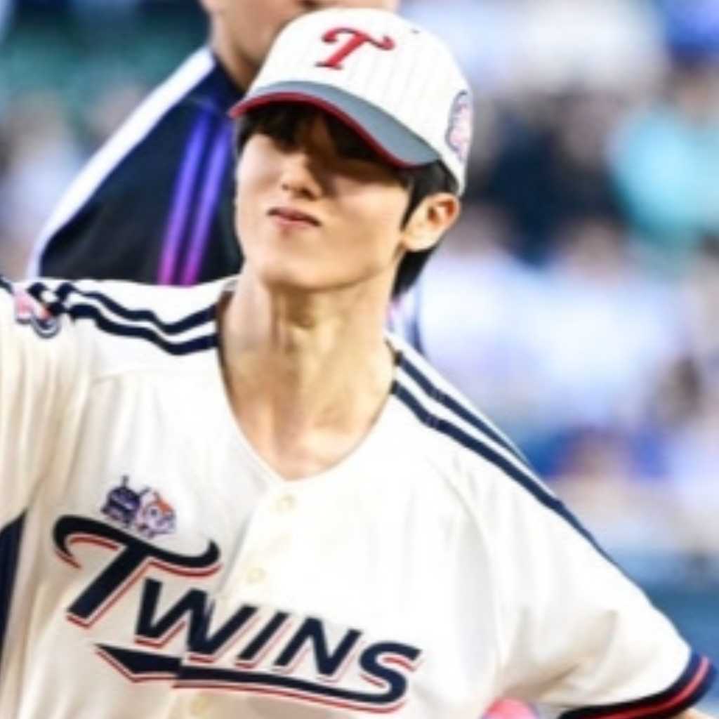 【PHOTO】NCT チソン、始球式に登場…爽やかなユニフォーム姿