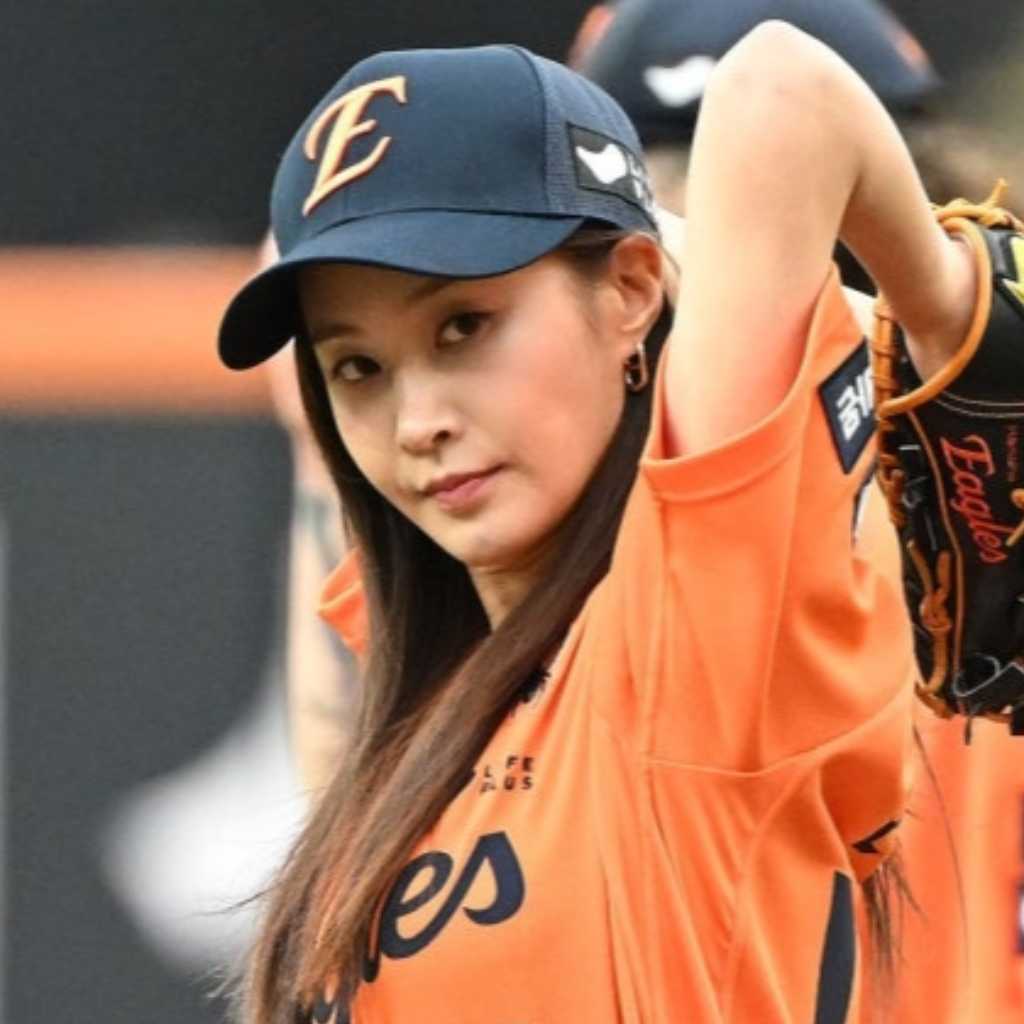 【PHOTO】少女時代 ユリ、始球式に登場…真剣な眼差し