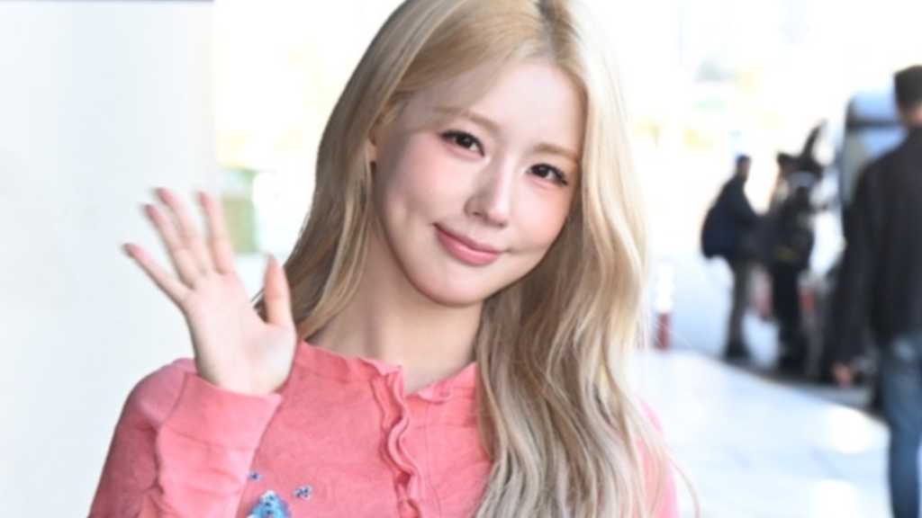 【PHOTO】i-dle ミヨン、海外スケジュールのため出国…春らしいファッションで登場