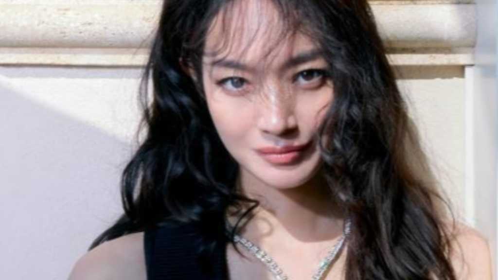 シン・ミナ、圧巻のオーラ…オールブラックコーデで多彩な表情を披露