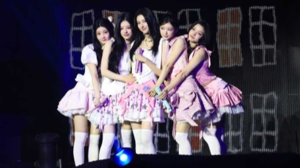 ILLIT、初のツアーがソウルで開幕！ニューアルバム「MAMIHLAPINATAPAI」を4月30日にリリースへ