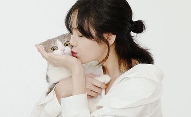 Blackpink リサ ほっぺにキスも 愛猫と撮ったキュートなグラビアを公開 初の公式撮影 Kstyle