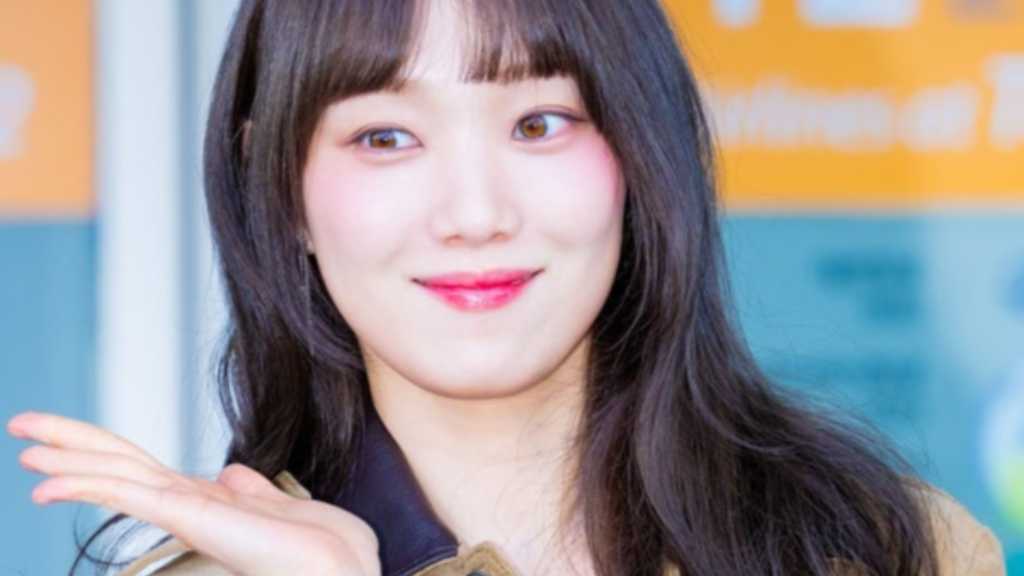 【PHOTO】イ・ソンギョン、海外スケジュールのため出国…キュートな笑顔で挨拶