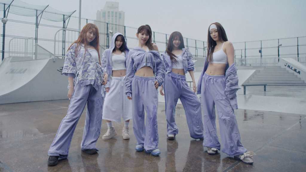 LE SSERAFIM、タイトル曲「DIFFERENT」パフォーマンス映像を公開！息の合った振り付けに注目