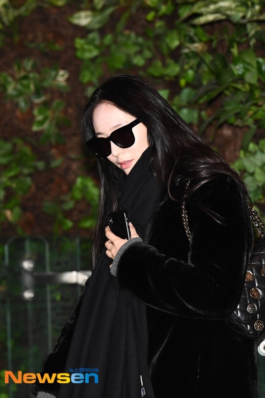 Photo F X クリスタル スケジュールのため中国へ出国 オールブラックコーデを披露 動画あり Kstyle