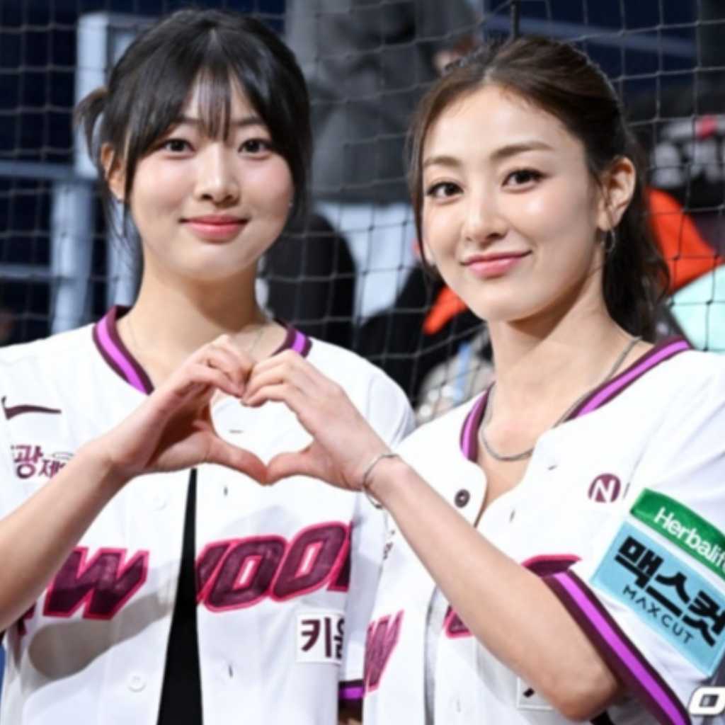 【PHOTO】TWICE ジヒョ&実妹イ・ハウム、揃って始球式に登場…手をつないで仲良くポーズも