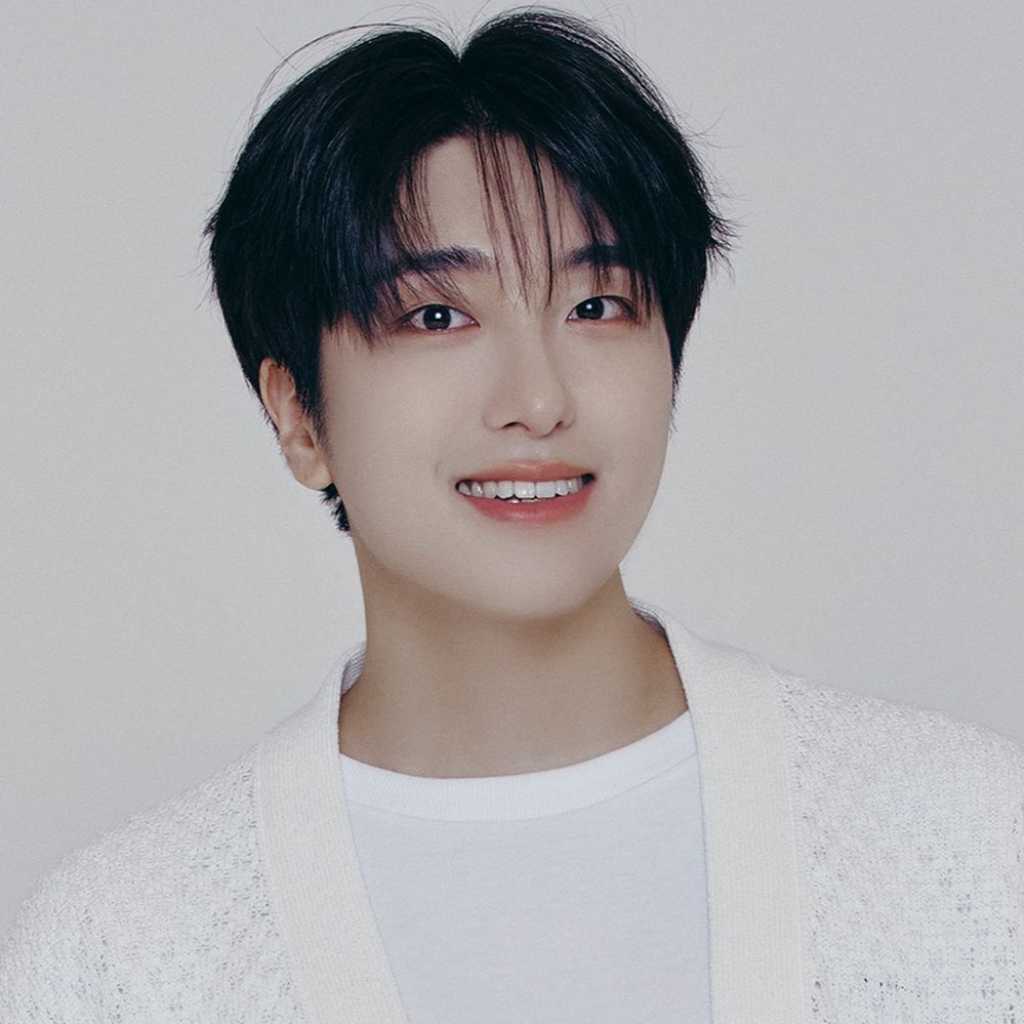 OMEGA X セビン、本日除隊！凛々しい軍服姿の写真も公開「待ってくれたメンバーやファンに感謝」