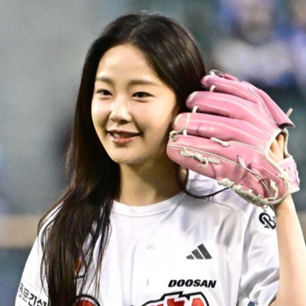 【PHOTO】チェ・ウォンビン、始球式に登場…美しい投球フォーム