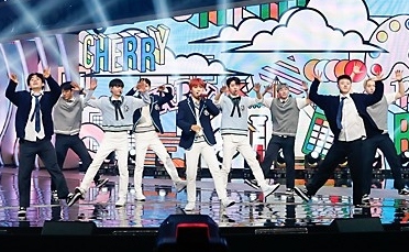 【PHOTO】AB6IX＆ヨンタク「ソウルドラマアワード 2021」で祝賀ステージを披露